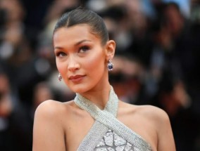 贝拉·哈迪德(Bella Hadid)在两年后重返圣罗兰巴黎时装周的t台