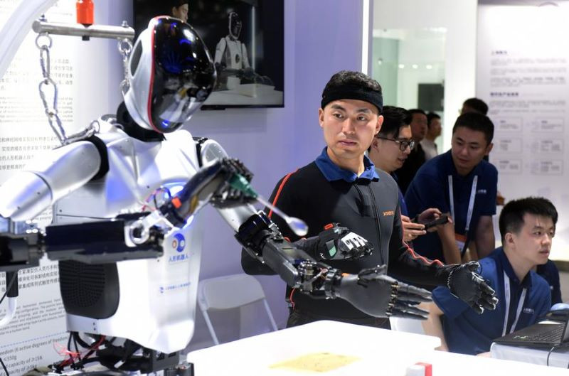 A staff member demonstrates a gesture-controlled robot during the 2024 World AI Conference in Shanghai, east China, July 4, 2024.PHOTO:XINHUA